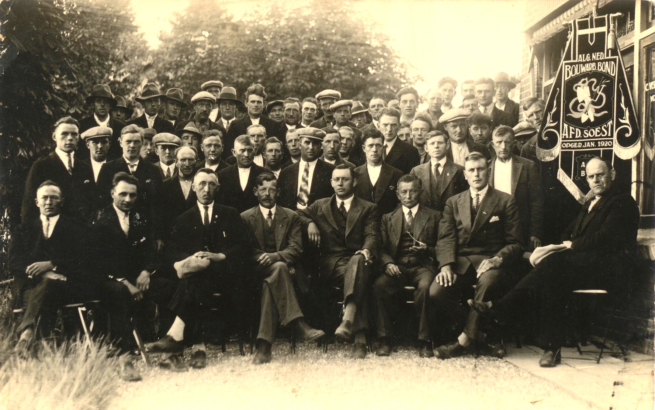 Klik voor foto in apart venster alg._ned_bouwarbeidersbond_soest_rechtsachter_albert_van_den_broek_1887_met_zonen_johannes_en_gerrit_hendrik.jpg